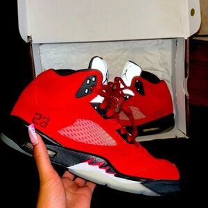 Men’s Jordan 5 “Raging Bulls” 🎯🐂🩸
